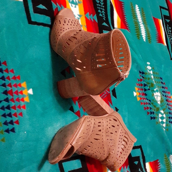 Womens shoes - Picture 2 of 2